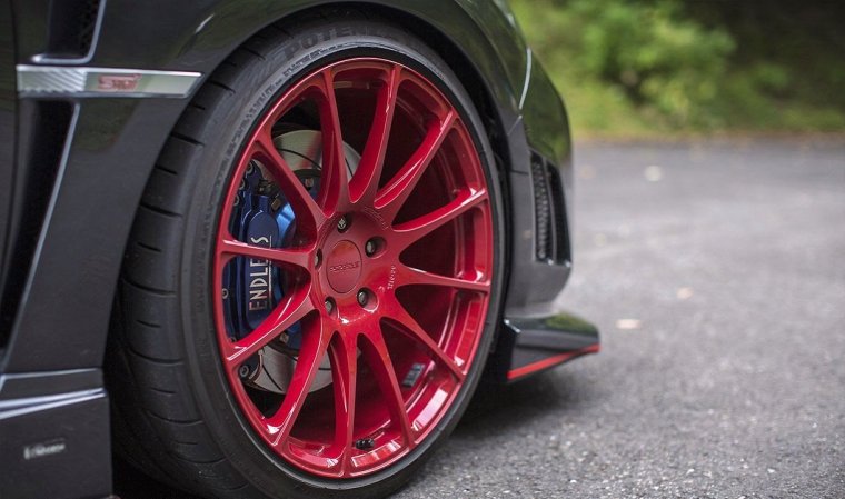 Красные диски на синей машине