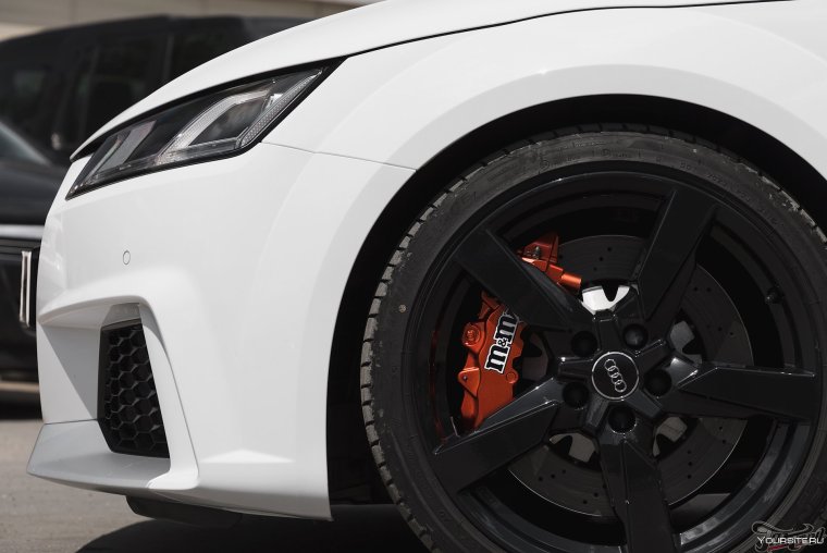 Красные суппорта на белой машине