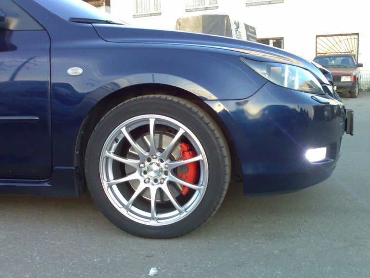 Белая Мазда 3 с красными суппортами