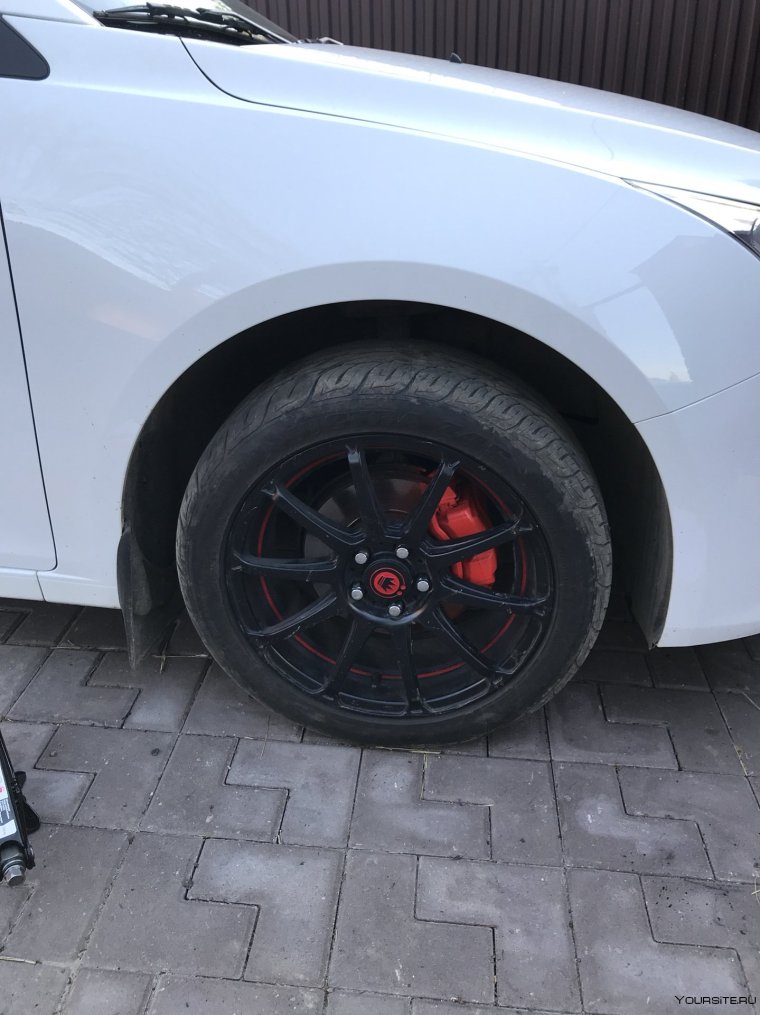 Красные суппорта на Шевроле Круз