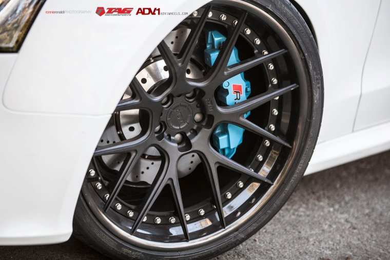 Черные диски красные суппорта