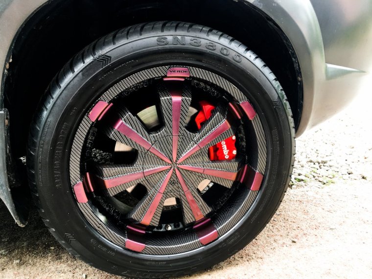 Красные тормозные суппорта Порше Макан