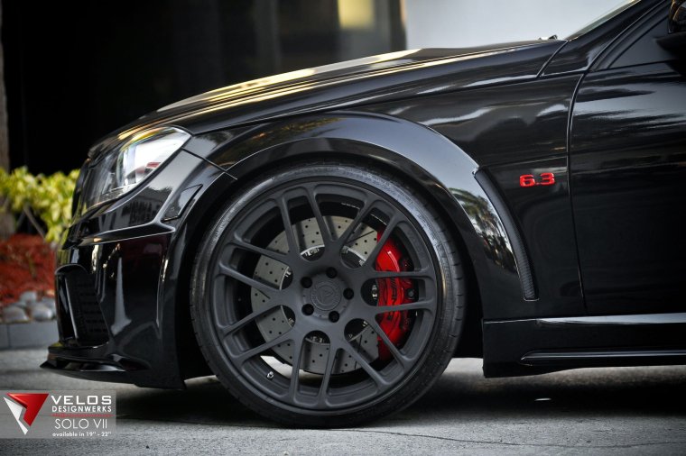 Черные диски на черной машине