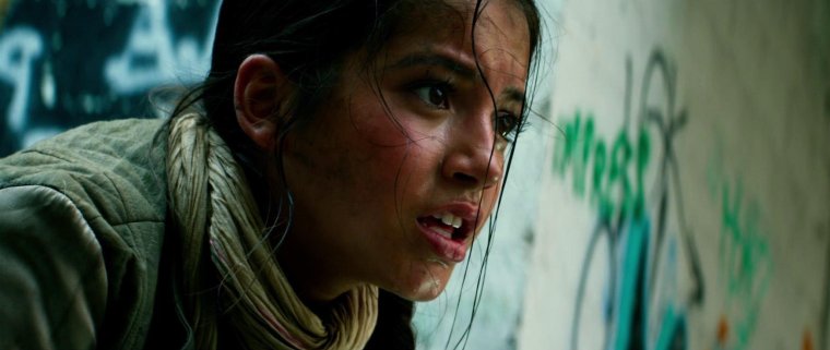 Лора Хэддок в платье