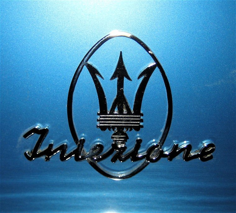 Автомобиль с короной на эмблеме