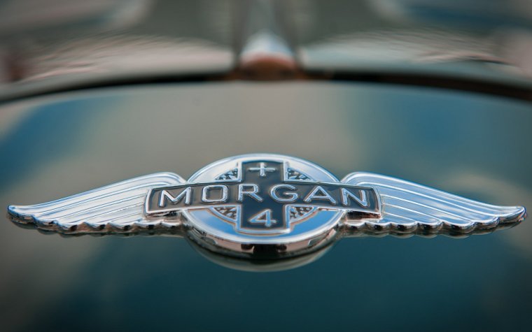 Машина с логотипом короны