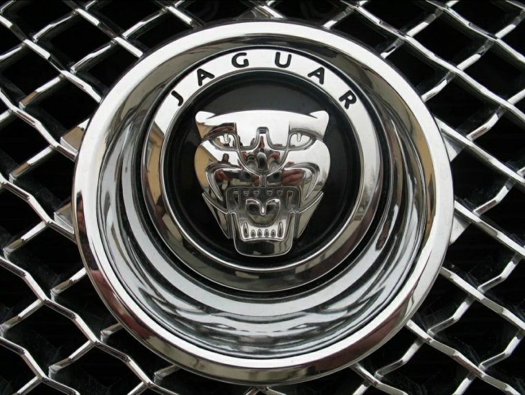 Автомобиль с короной на эмблеме