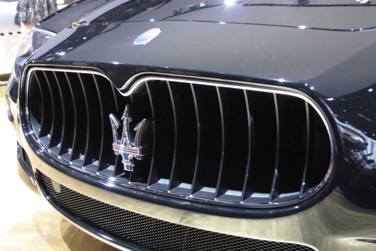 Гоночные автомобиль с крыльями на значке