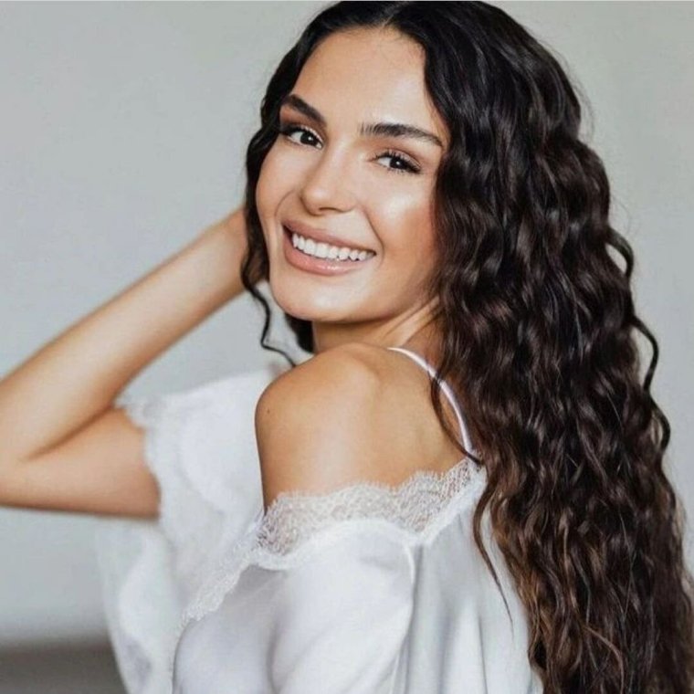 Эбру Шахин в купальнике