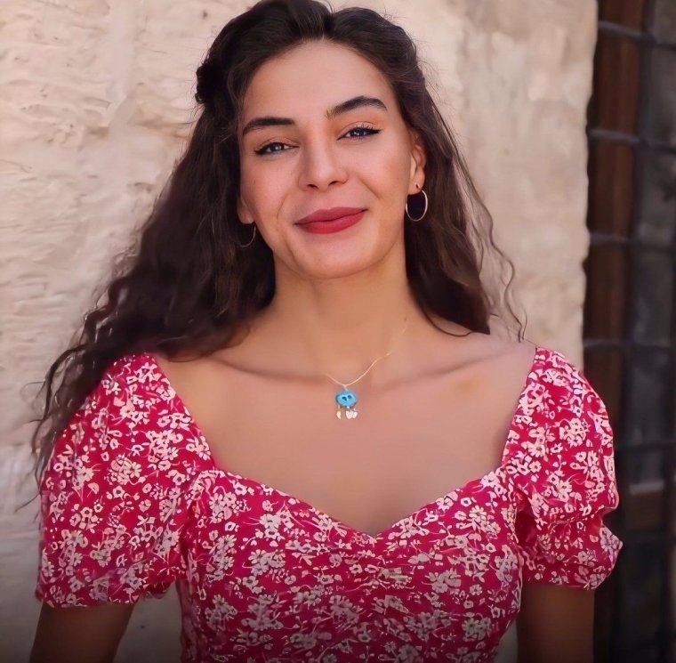 Турецкая актриса эбру Шахин