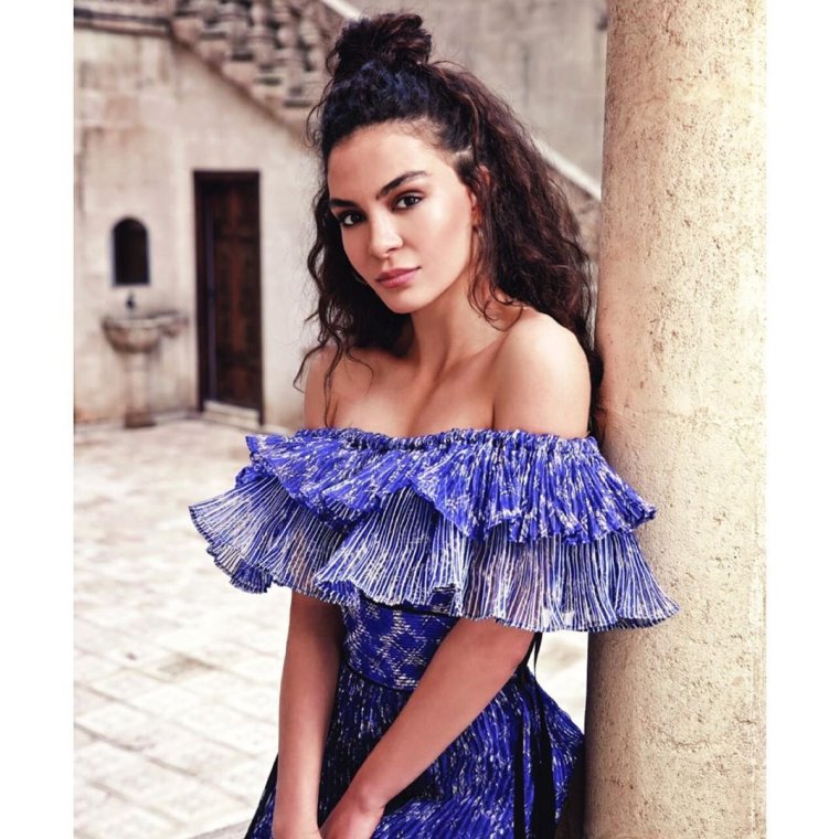 Эбру Шахин 18