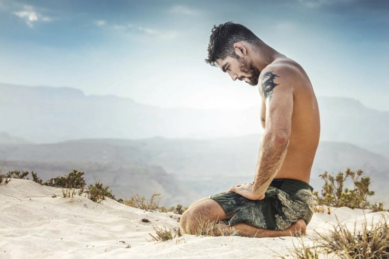 Парень в пустыне