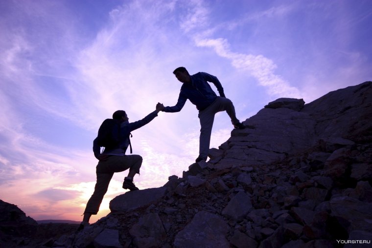 Люди помогают друг другу