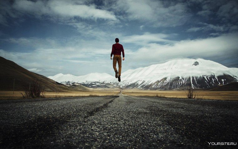 Человек идет по дороге