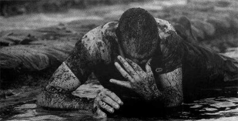 Человек пытается подняться