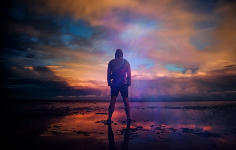 Мужчина на закате на аву