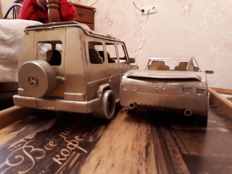 Модель автомобиля Гелика из дерева