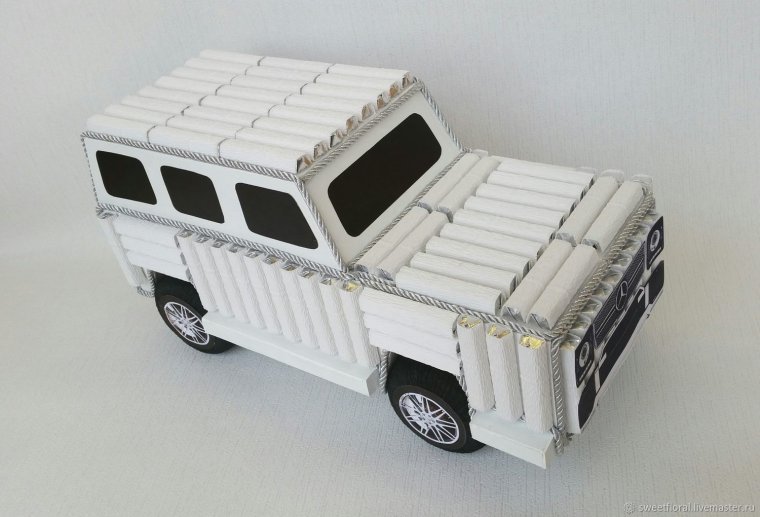 Модель автомобиля из гофрокартона