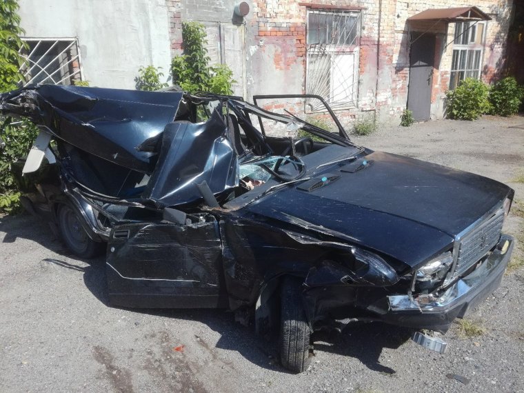 Разбитый ВАЗ 2107 черный