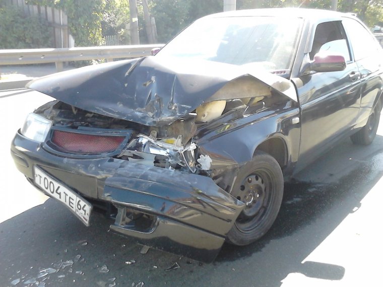 Битая ВАЗ 2114 черная