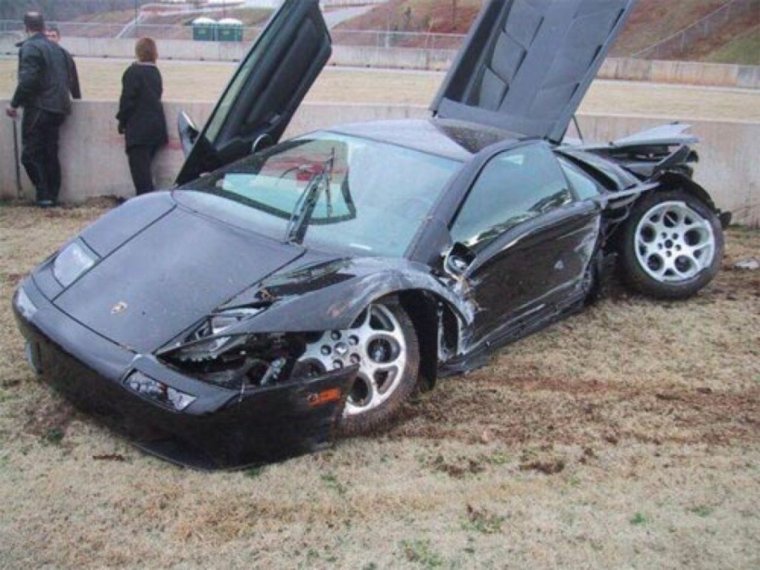 Парень возле разбитой машины