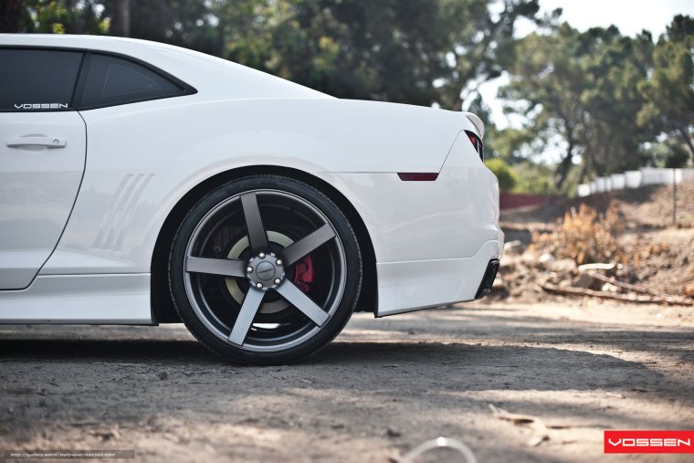 Красные диски на белой машине