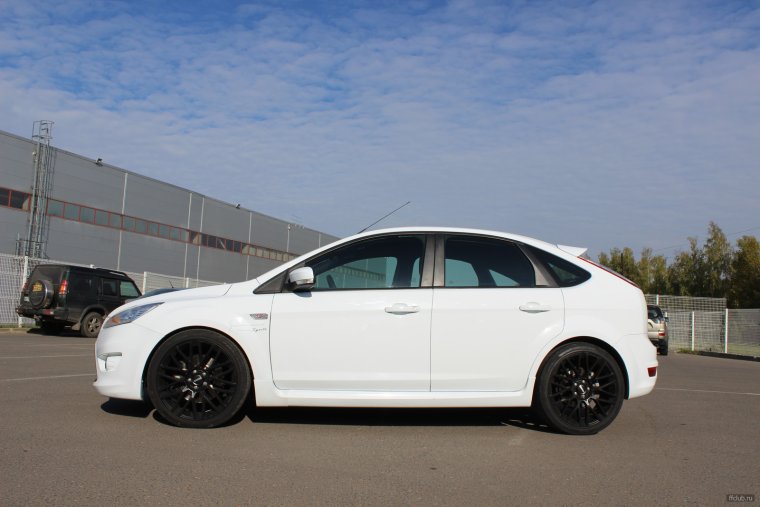 Порше 911 белый с красными дисками