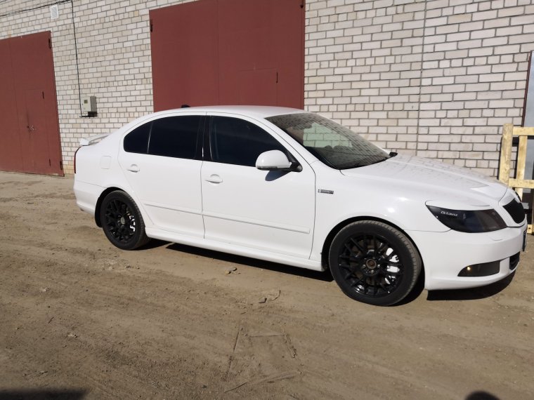 Черные матовые диски на белой машине