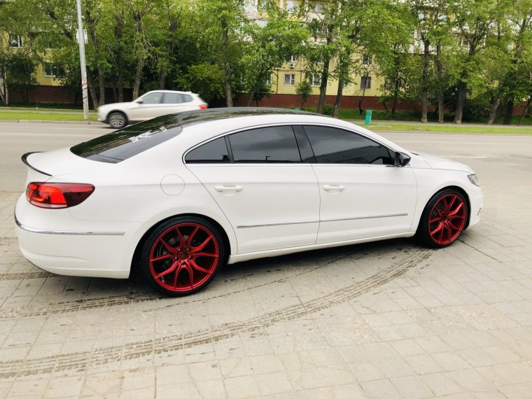 Красные диски на черной машине