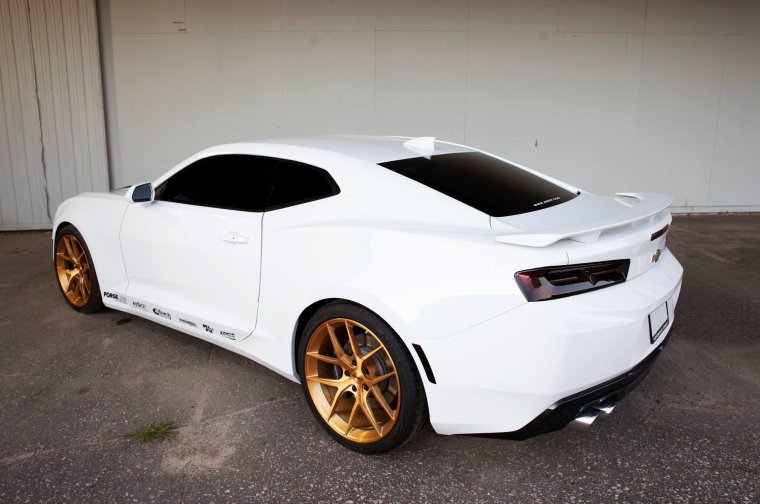 Красно белые диски на авто