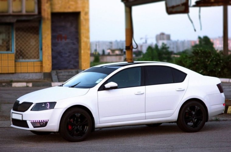 Белая Мазда 6 с черными дисками