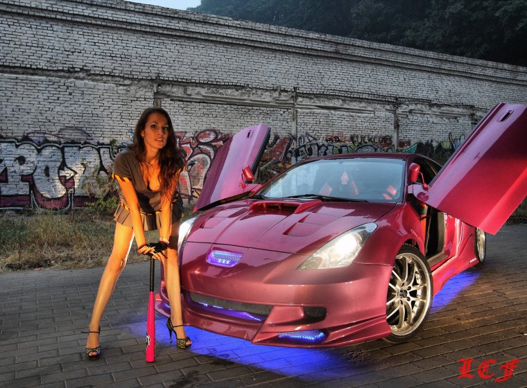 Девушка и Тойота Целика