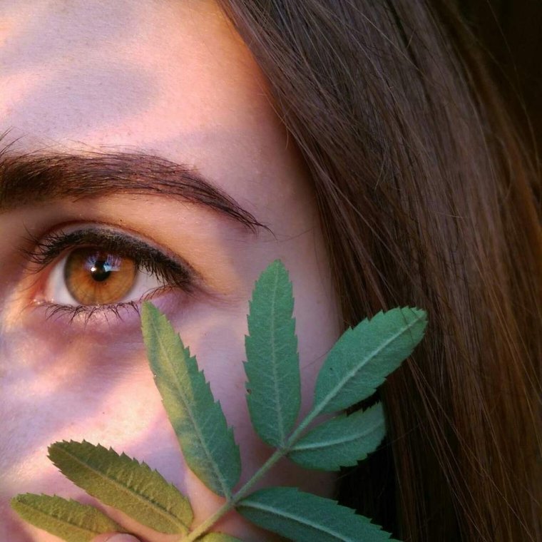 Изумрудно зеленые глаза