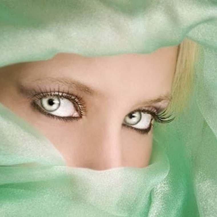 Девушка с голубыми глазами без лица