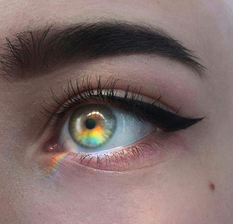 Большой зеленый глаз мужской