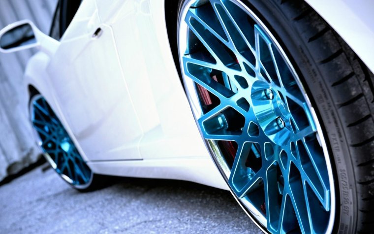 Цветные диски на белой машине