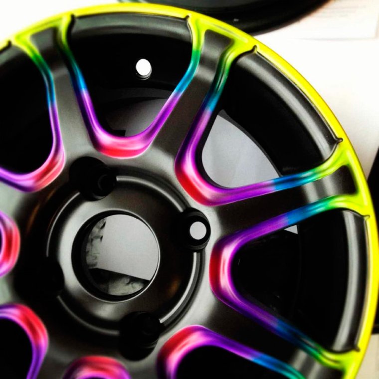 Разноцветные диски на авто