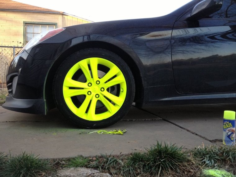 Желтые диски на черной машине