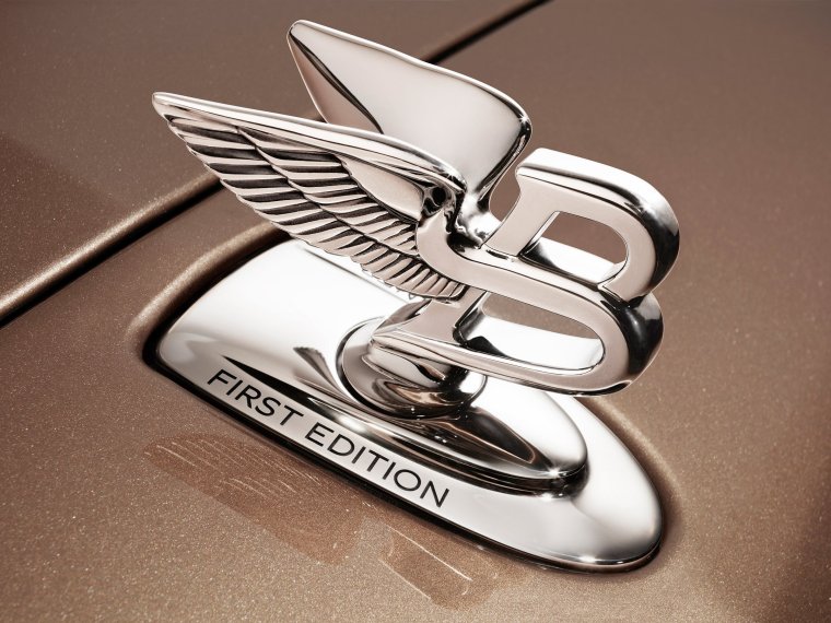 Значок Bentley Bentayga на капоте