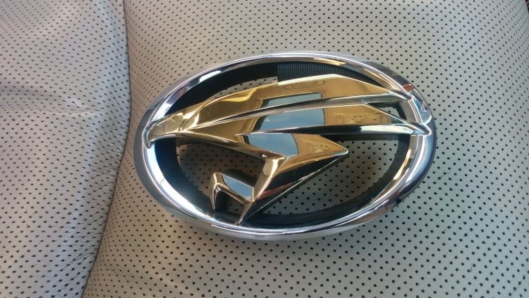 Эмблема решетки радиатора Toyota Harrier