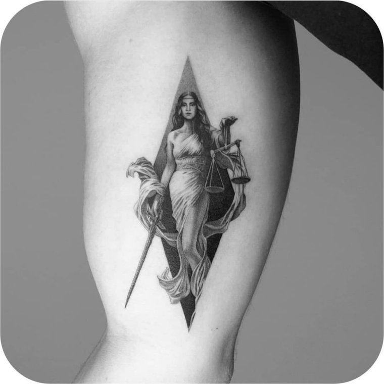 Богиня Фемида тату