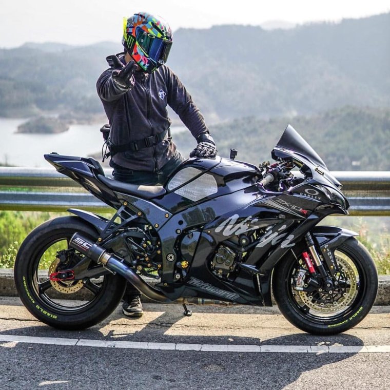 Девушка на мотоцикле