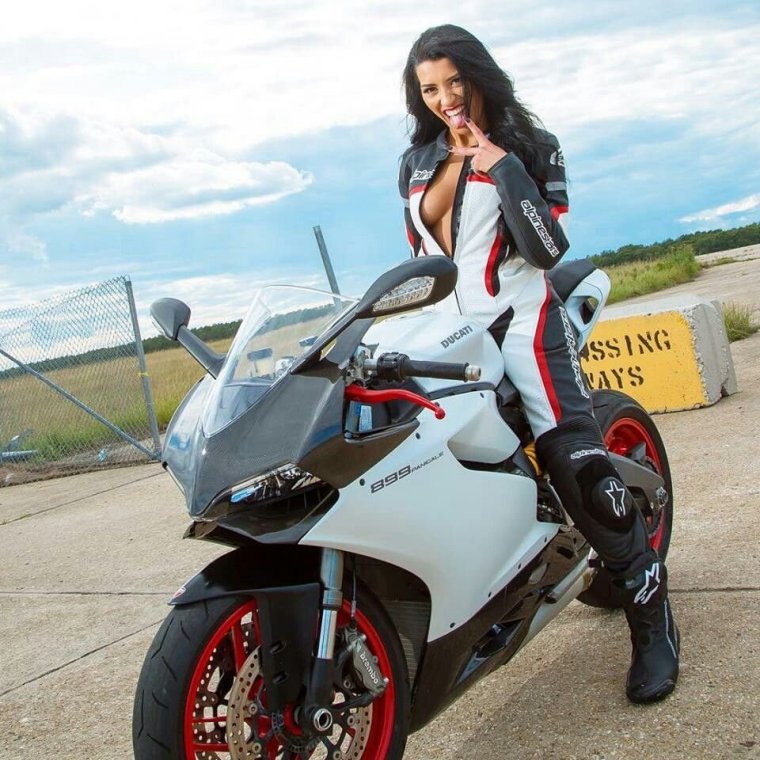 Телка на мотоцикле