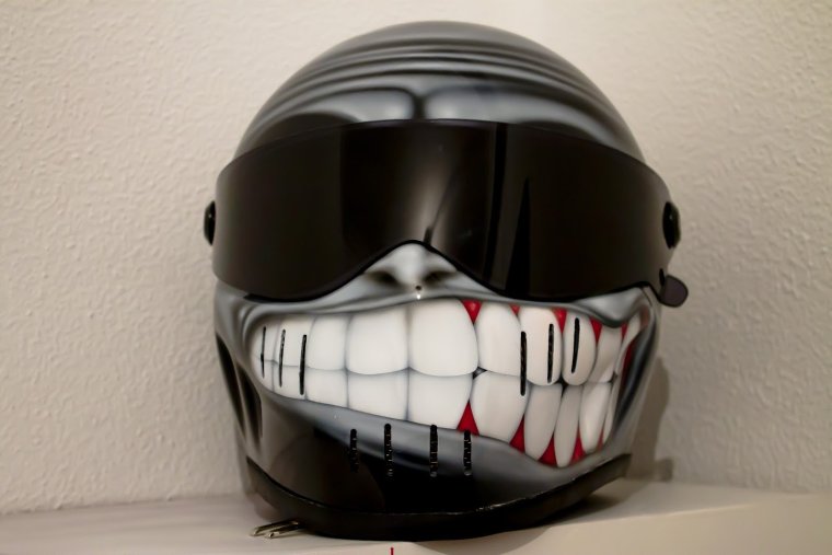 Мотошлем с улыбкой