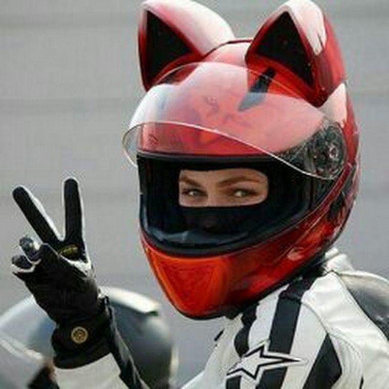 Мотоциклист в шлеме