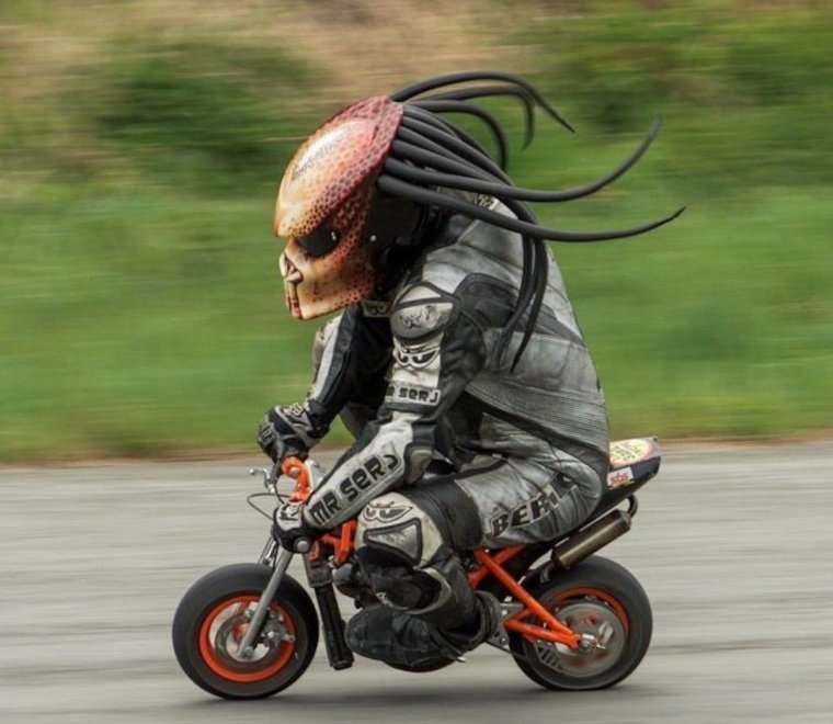 Байкер в шлеме хищника