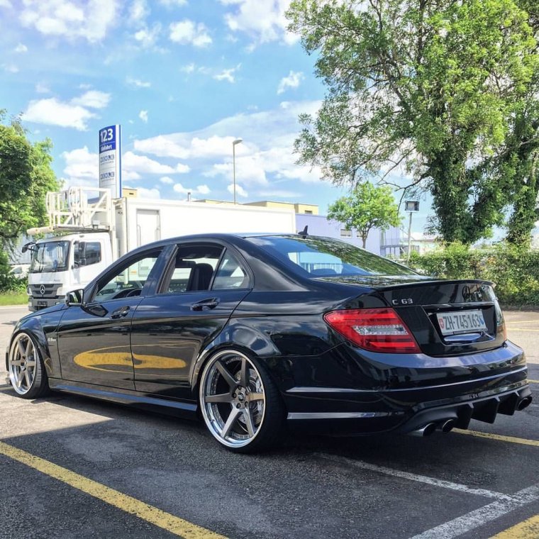 Красно черный Мерседес c63