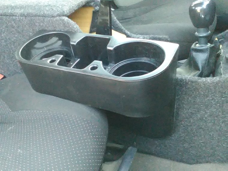 Подлокотник на Вольво 940 с подстаканником