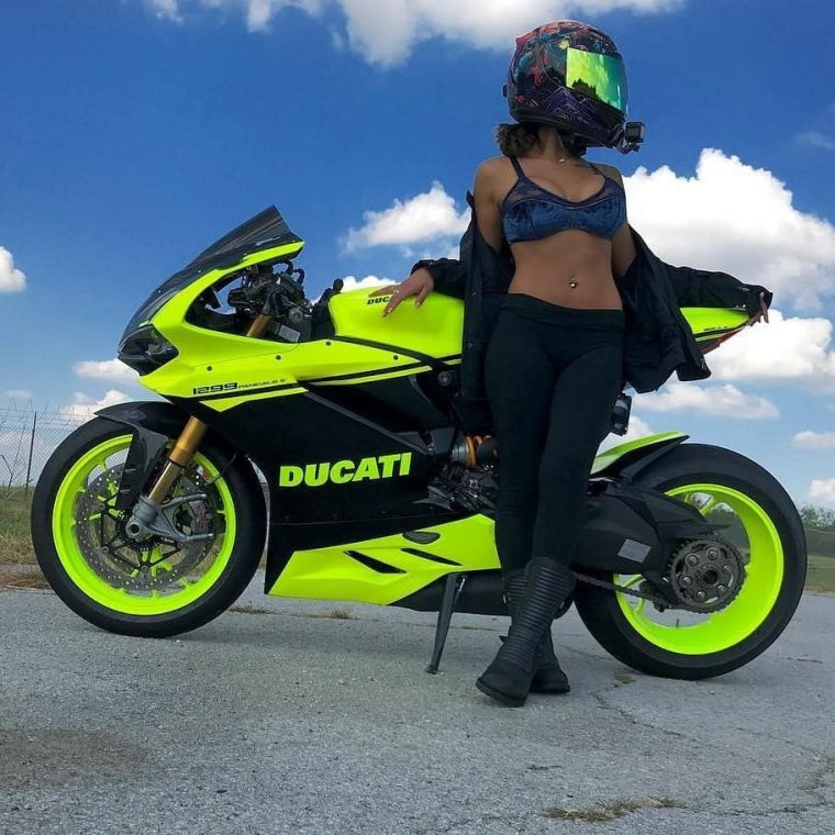 Мотоцикл кислотного цвета