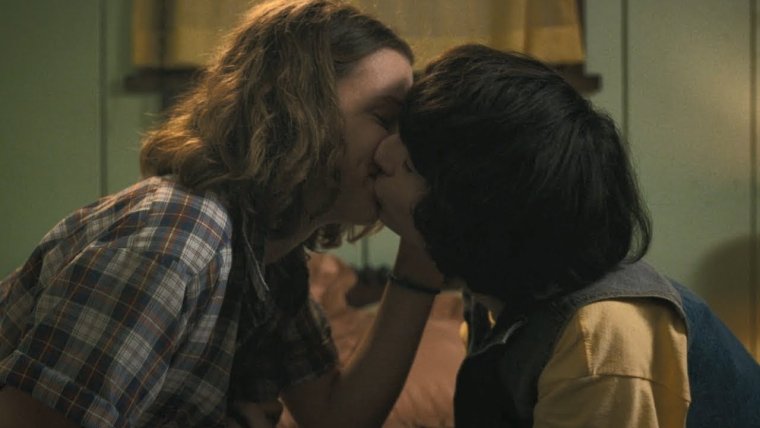 Милли Бобби Браун поцелуй